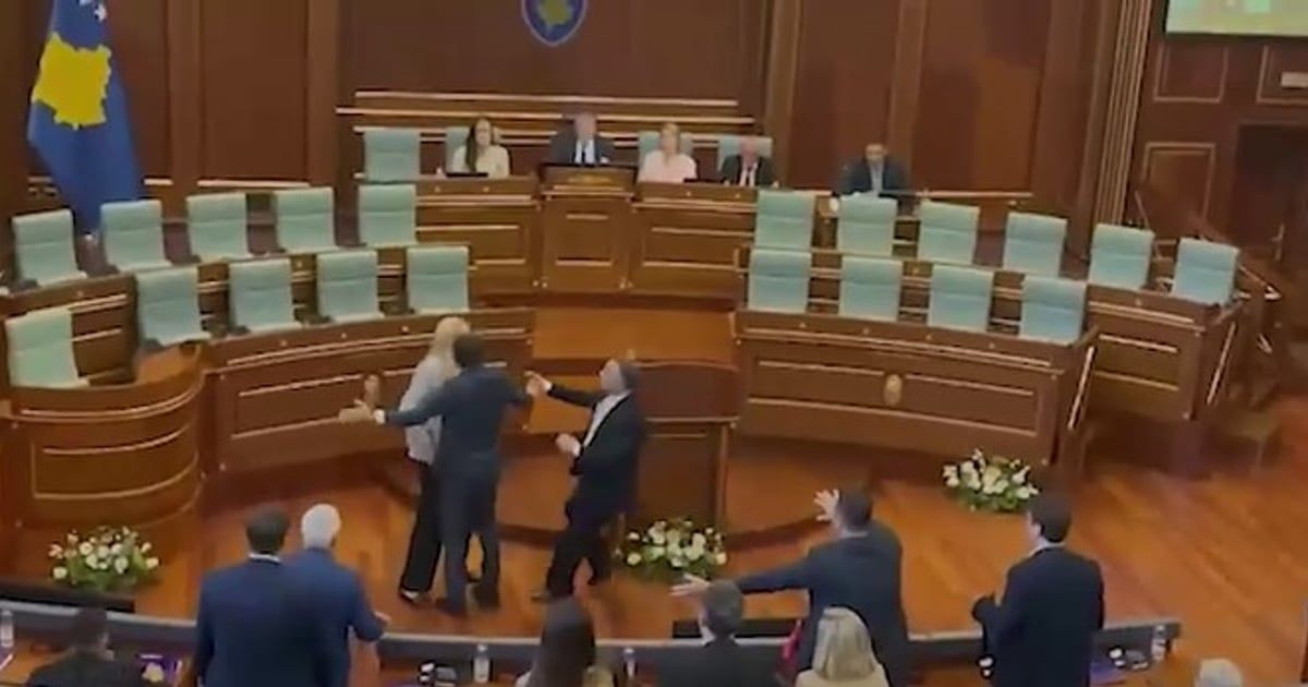 Poslanica jajima gađala Kurtija, opet prekinuta konstitutivna sjednica parlamenta u Prišti