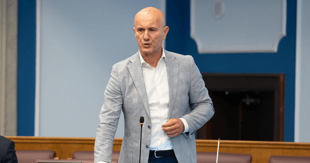 Laković: Ne priliči uniformisanim licima da u građanskoj Crnoj Gori ljube ruke sveštenicima