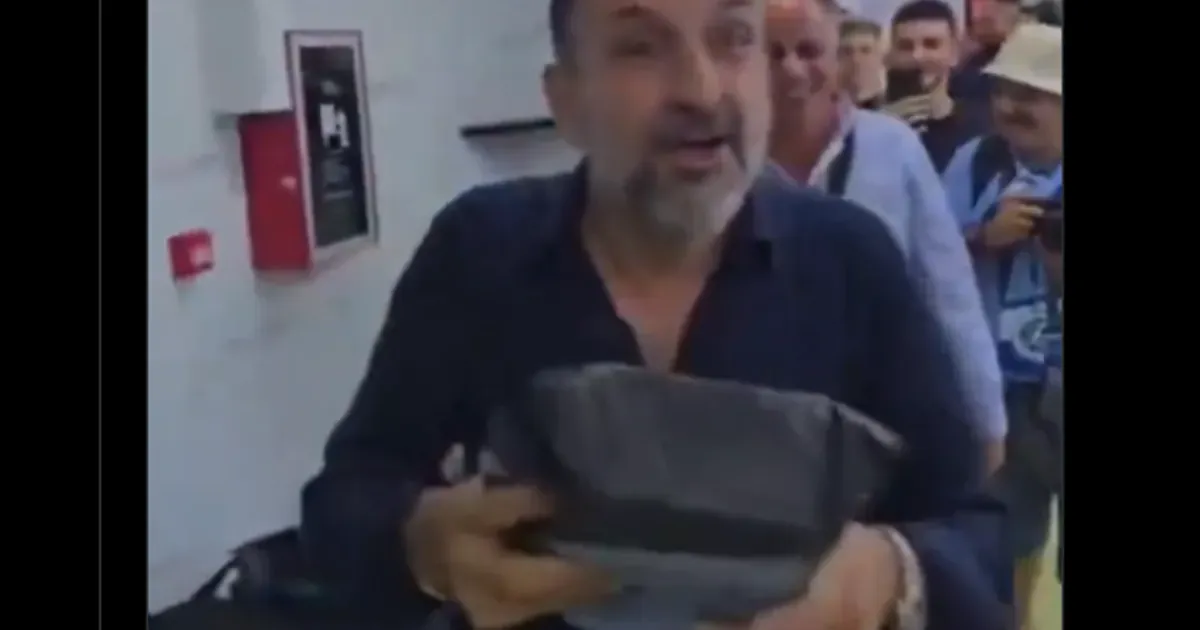 Nevjerovatno: Albanac iz kese za smeće bacao novac igračima poslije istorijskog uspjeha!