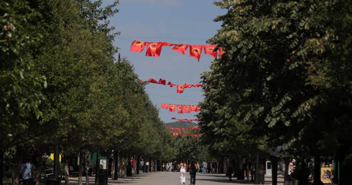 Priština ukrašena zastavama OVK pred izricanje presude njenim nekadašnjim liderima