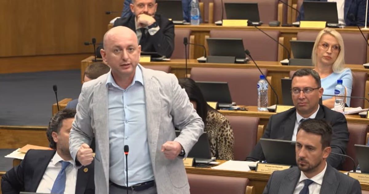Knežević: Neka se Spajić sjeti sa kim je išao u srpsku ambasadu uveče, pred predaju liste