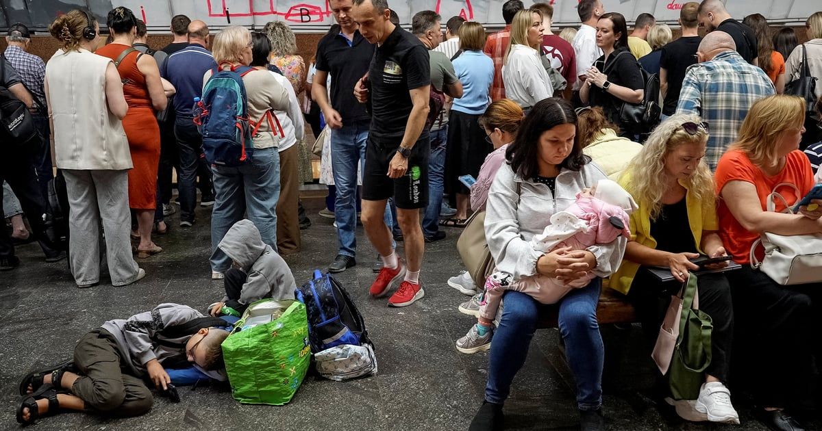 Ruski napadi dronovima ušli u peti dan Dronovi paralizovali Kijev, građani noće u metrou