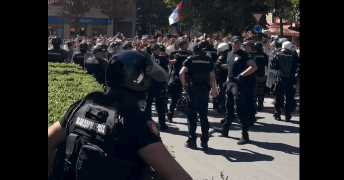 Vučić boravio u Nišu, policija gurala građane i razdvajala demonstrante, letjela i jaja