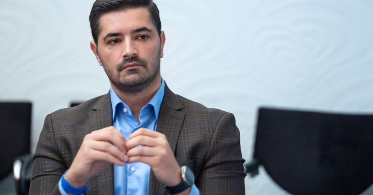 Mustajbašić: Ministar Adžović, šalite li se? Tri oraha zaustavila Đalovića pećinu?