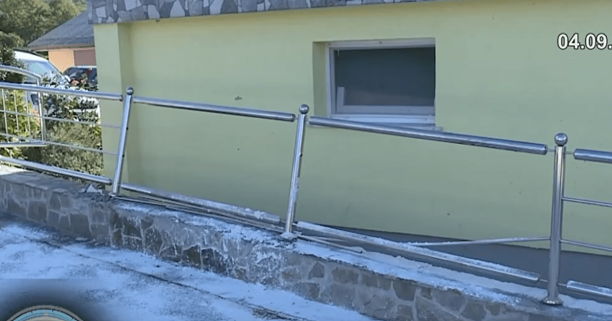 Teška nesreća u Cazinu: Troje djece ostalo bez noge kada je auto uletio u dvorište