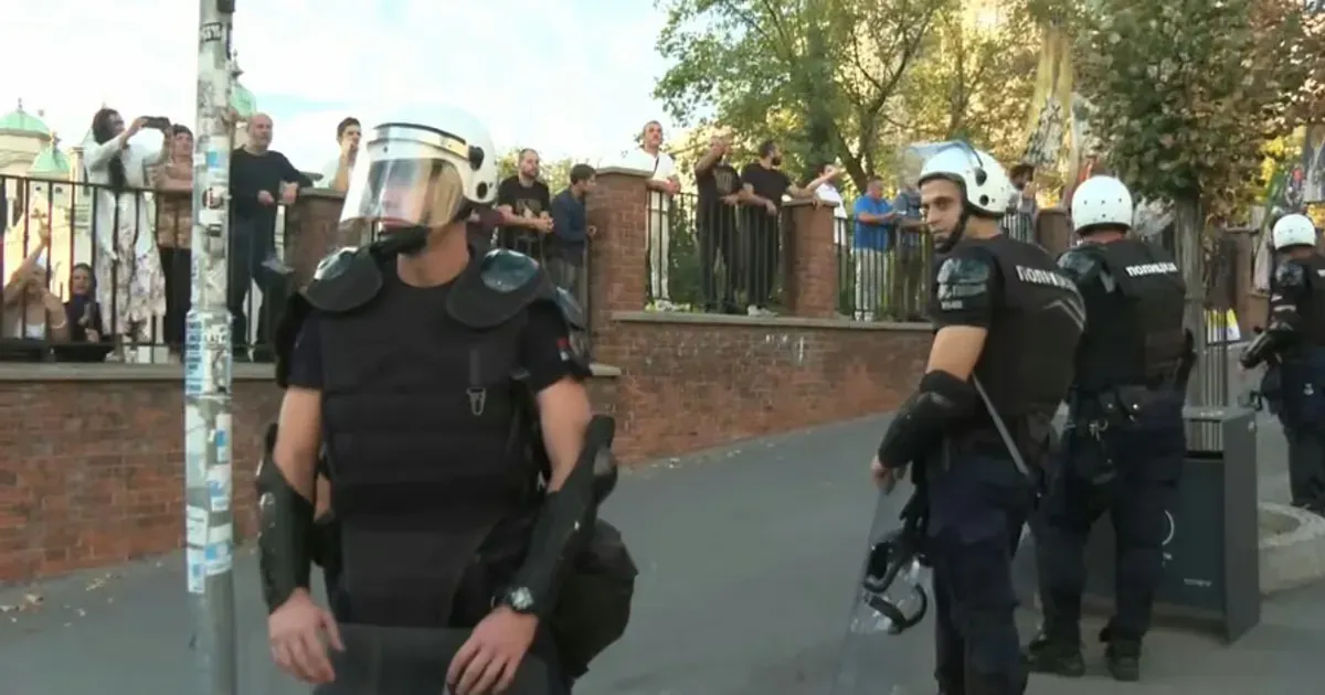 Beograd: Građani okupljeni kod crkve vrijeđali učesnike Prajda, policija udaljila jedno svešteno lice