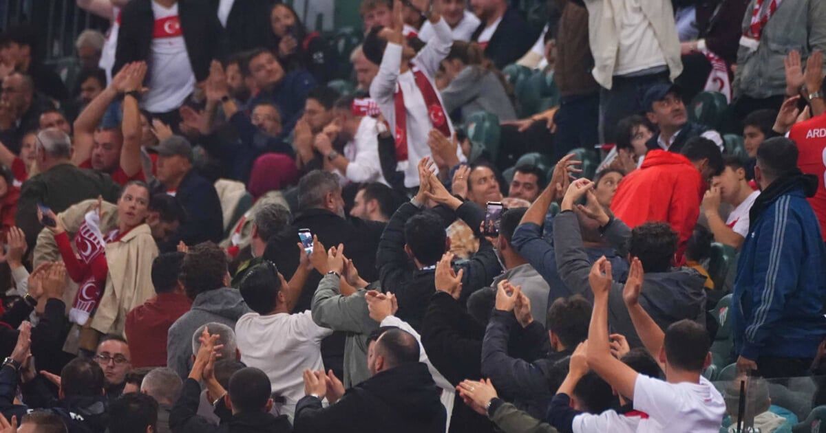 Predsjednik FS Turske napustio stadion, navijači traže ostavke