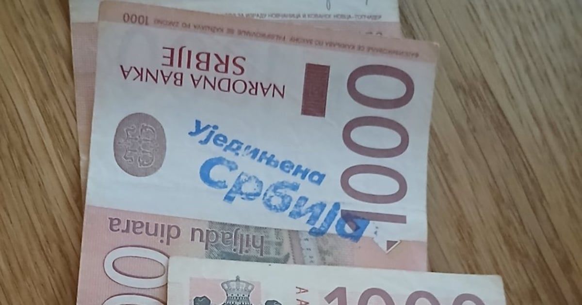 Srbija: Novac sa političkom porukom: Građani iz bankomata podigli hiljadarke sa SNS slogan
