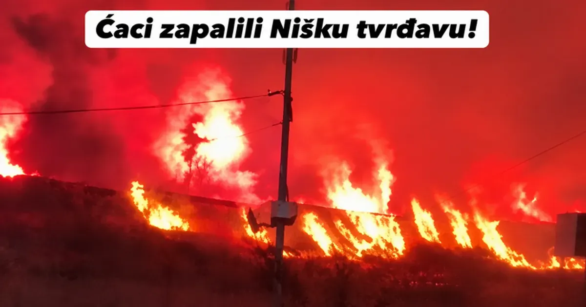 VIDEO SNS-ovci palili baklje u čast Vučića pa zapalili Nišku tvrđavu
