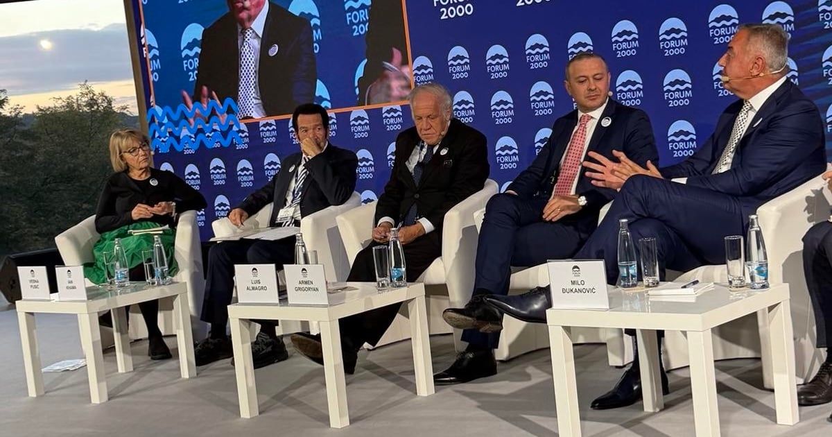 Đukanović u Pragu na Forumu 2000