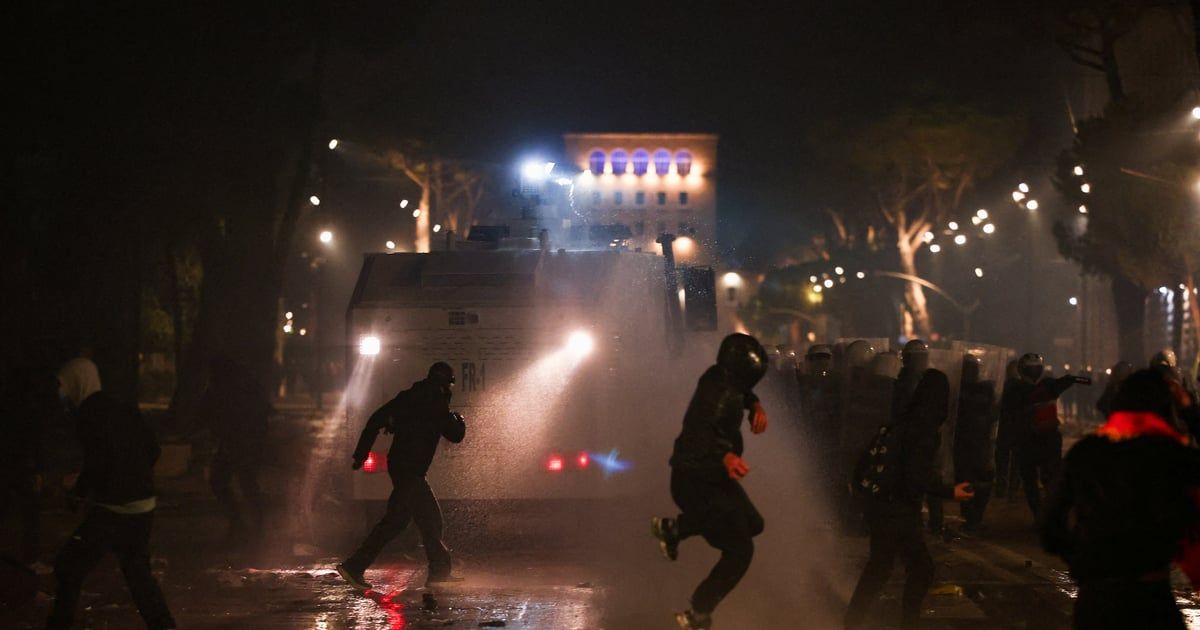Sukobi u Tirani nastavljeni i sinoć, demonstranti pokušavali