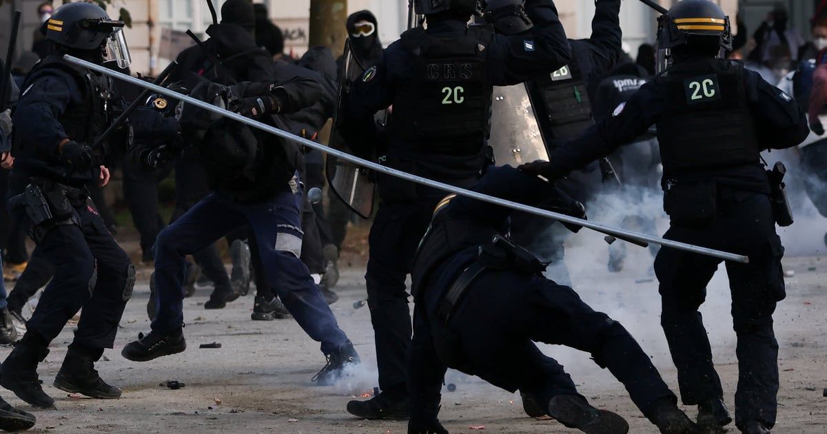 Novi sukobi i požar na protestima u Parizu uoči Makronovog