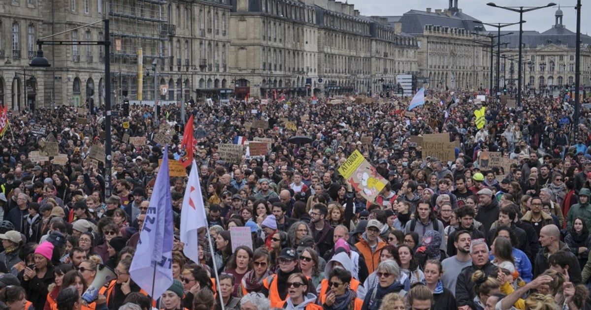 U Parizu protestovalo 100.000 ljudi, u Bordou napadnuta