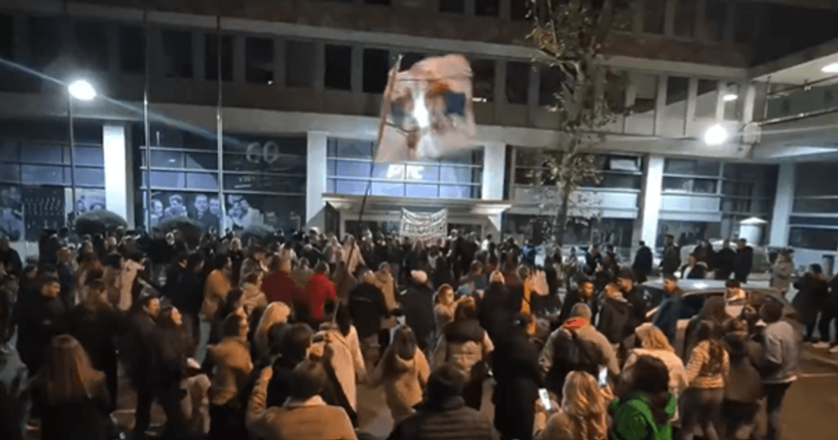VIDEO Građani igraju kolo ispred zgrade RTS-a