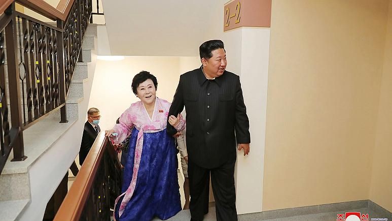 Kuzey Kore lideri Kim Jong Un ünlü haber spikerine lüks ev hediye etti